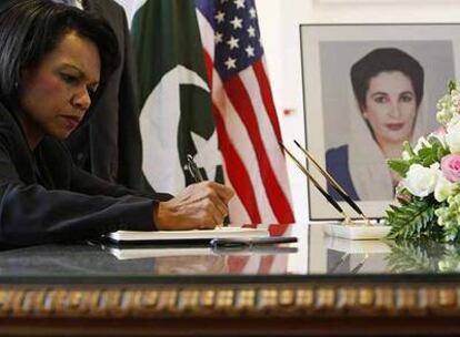 La secretaria de Estado, Condoleezza Rice, firma en un libro de condolencias, ayer en la Embajada de Estados Unidos en Pakistán.