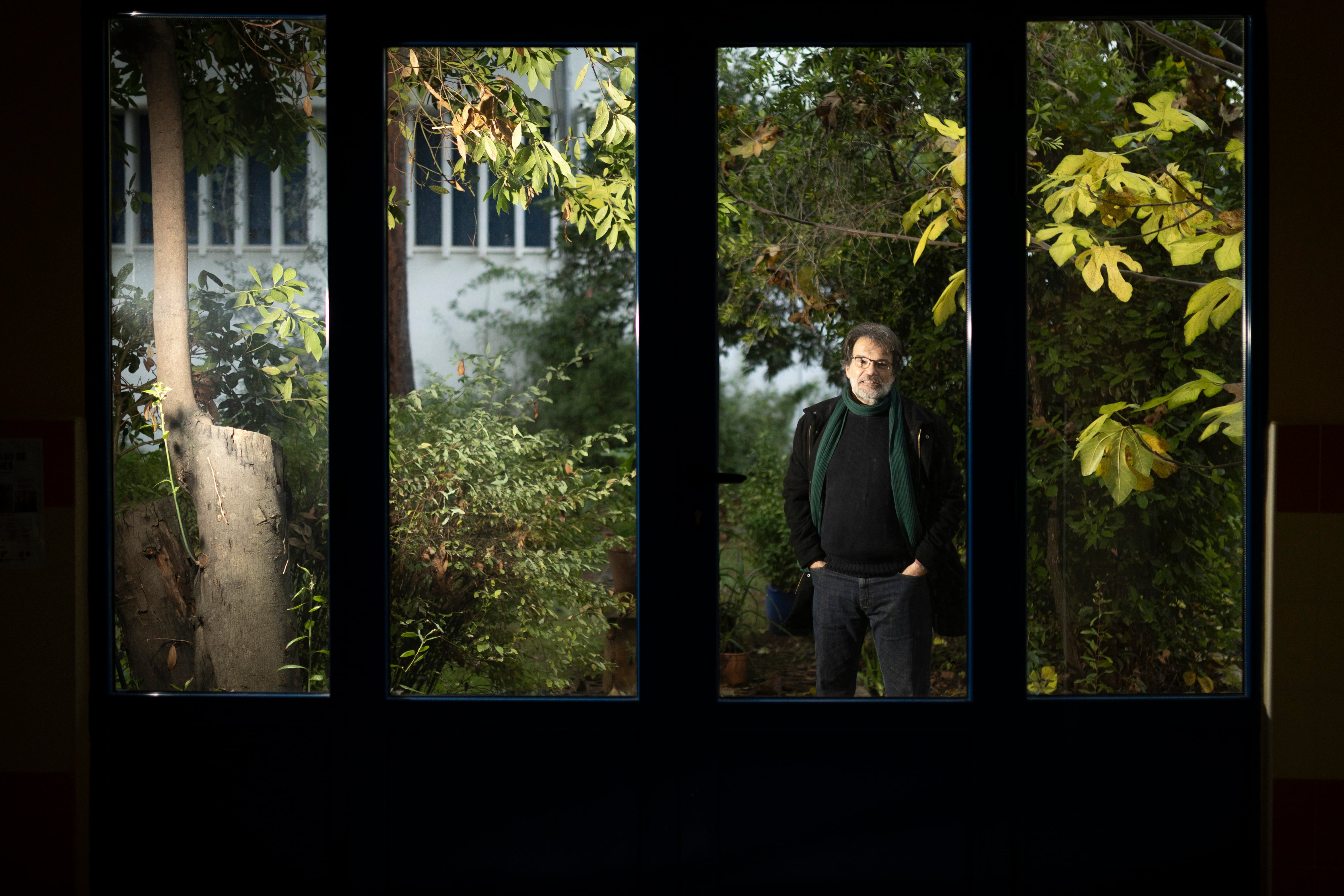 El profesor de Filosofía, Víctor Bermúdez, en uno de los patios del instituto Santa Eulalia de Mérida.