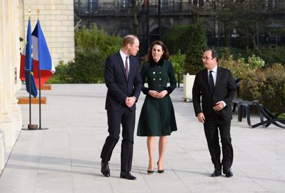 La pareja británica, junto a Hollande.