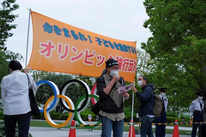 Un grupo de personas participa en una protesta contra los Juegos Olímpicos de Tokio frente a la sede del Comité Olímpico de Japón en la capital nipona este martes