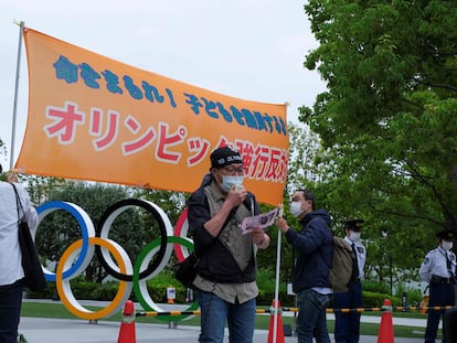 Un grupo de personas participa en una protesta contra los Juegos Olímpicos de Tokio frente a la sede del Comité Olímpico de Japón en la capital nipona este martes