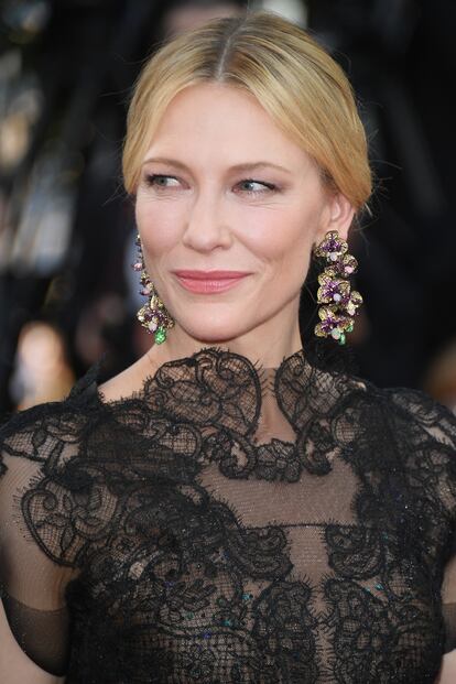 Detalle del maquillaje natural y los pendientes de Chopard de Cate Blanchett.