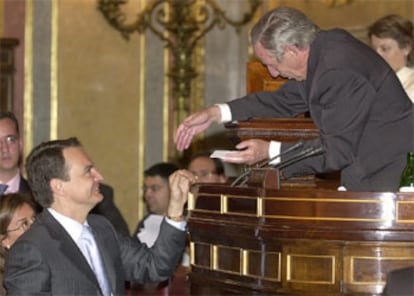 Feliciano Bázquez, del PP, ha presidido la llamada Mesa de Edad que preside el Congreso en su sesión constitutiva. En la imagen, José Luis Rodríguez Zapatero saluda al diputado popular que ha dirigido la votación a la Presidencia del Congreso.