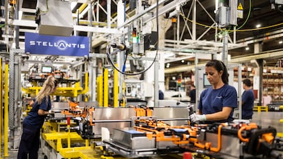 Trabajadores en la planta de Stellantis en Figueruelas, Zaragoza