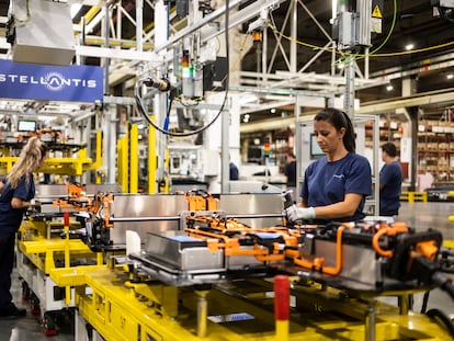 Trabajadores en la planta de Stellantis en Figueruelas, Zaragoza