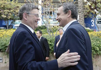 El president Ximo Puig saluda l'expresident Zapatero en un acte a València.