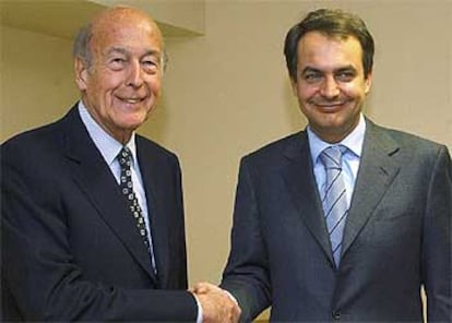 Giscard D&#39;Estaing y Zapatero, momentos antes de su reunión en Madrid.