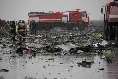 El aeropuerto de Rostov del Don fue cerrado al tráfico aéreo tras el siniestro y los vuelos desviados a otros aeropuertos cercanos como el de Krasnodar. En la imagen, servicios de emergencias en trabajan en la zona del accidente.