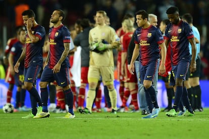 Thiago Alcantara, Dani Alves y Alex Song al finalizar el encuentro.