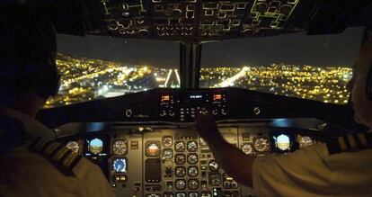 Interior de la cabina de mando de un avi&oacute;n durante una maniobra de aproximaci&oacute;n.