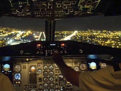 Interior da cabine de comando de um avião durante uma manobra de aproximação.