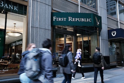 Transeúntes pasan junto a una sede de First Republic Bank, en Nueva York.