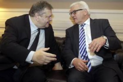 El ministro alemán de Asuntos Exteriores, Frank-Walter Steinmeier (d), conversa con el viceprimer ministro y titular de Exteriores griego, Evángelos Venizelos (i), durante su encuentro en Atenas (Grecia), hoy.