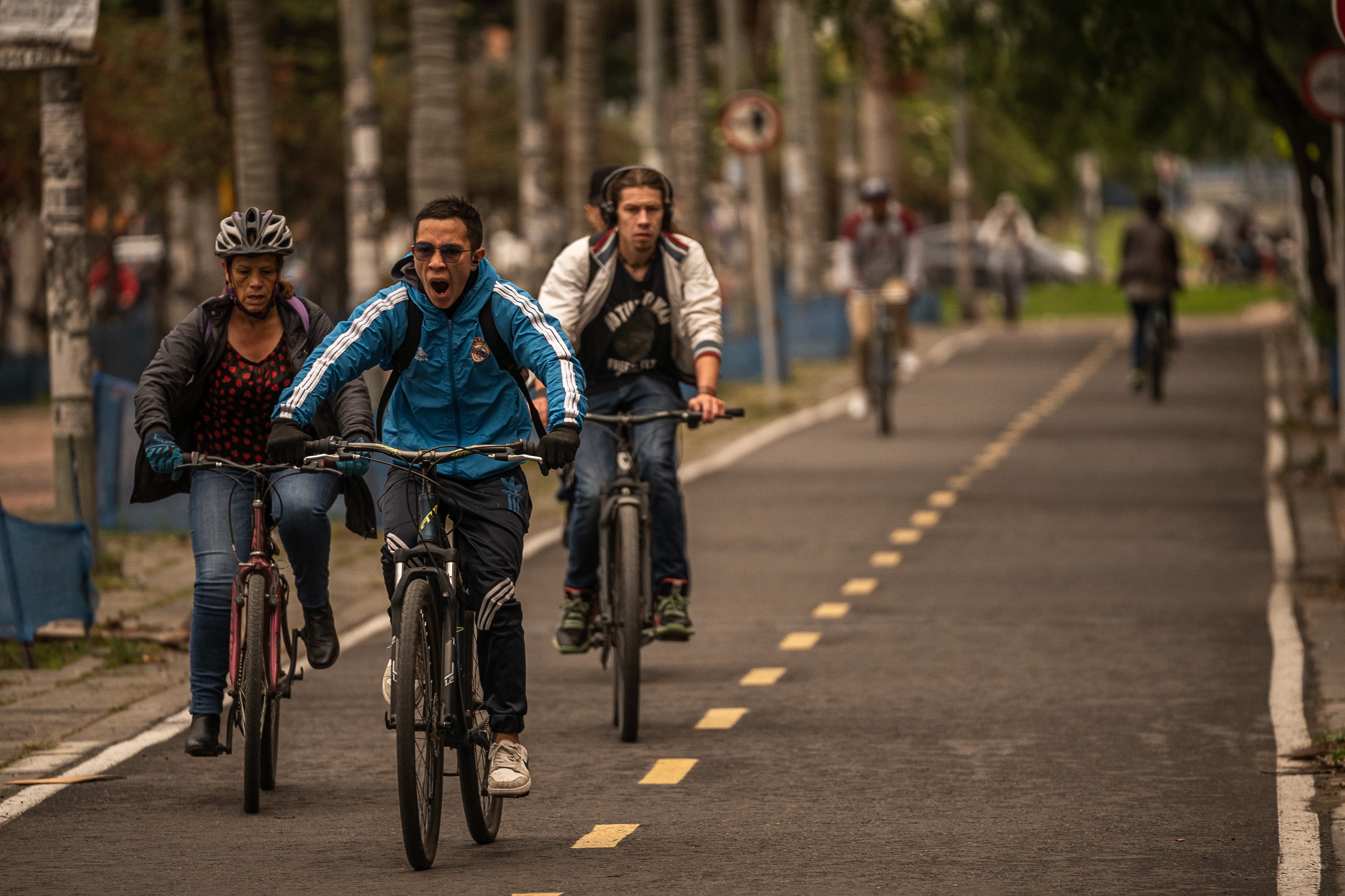 Tránsito en una ciclorruta en Bogotá, en junio del 2023.