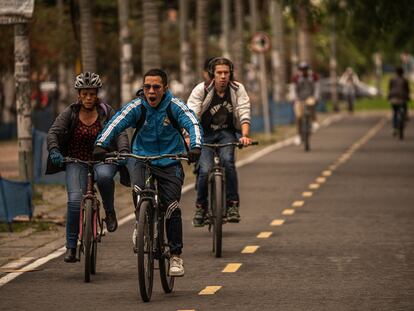 Ciclista bosteza mientras se mueve en una cicloruta a la altura de la biblioteca El Tintal, suroccidente de la ciudad, en Bogotá, Colombia el 22 de junio del 2023. Bogotá le apuesta a ser la capital mundial de la bicicleta. En números, la cantidad de personas que se transportan a diario en bicicleta es mayor que en muchas ciudades del tamaño de la capital colombiana. A diario se hacen más de 880.000 viajes en este medio de transporte y la ciudad cuenta con más de 600 kilómetros de ciclorrutas. Sin embargo, aún hay desafíos en infraestructura y de seguridad para los ciudadanos que se transportan de manera cotidiana hacia sus lugares de trabajo o estudio, principalmente, desde el suroccidente de la ciudad.