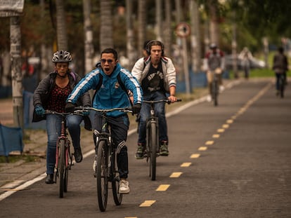Un ciclista bosteza mientras se mueve en una cicloruta a la altura de la biblioteca El Tintal, en el suroccidente de Bogotá, el 22 de junio del 2023.