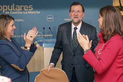 Dolores de Cospedal, Mariano Rajoy y Rosa Romero, presidenta del PP de Ciudad Real, ayer en Daimiel.