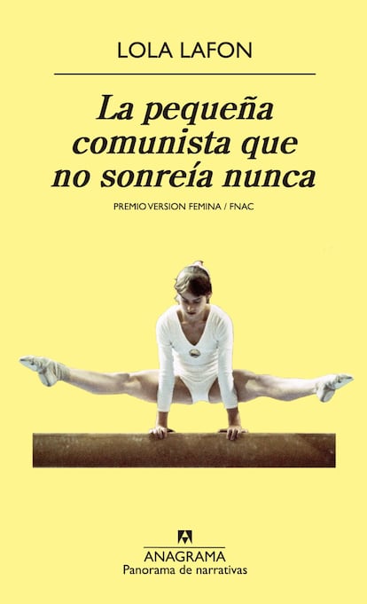 Los que fueron a EGB y también los que hicieron el PREU recordarán a la gimnasta Nadia Comaneci y sus dieces en las barras asimétricas. La escritora francesa Lola Lafon novela aquí a la Comaneci adulta, que le cuenta su infancia a una periodista de ficción, centrándose en los años en los que su cuerpo prepúber apareció en todas las pantallas catódicas del mundo. 1976 fue uno de ellos, en las olimpiadas de Montreal, pero más adelante, y hasta 1990, una Nadia ya adolescente siguió participando en competiciones deportivas de alto nivel. Lafon se sirve de la gimnasta de apenas 40 kilos de peso para profundizar en la gestión del cuerpo femenino por parte tanto de Occidente como de los países comunistas: ¿Fue una esclava del sistema o bien una privilegiada?