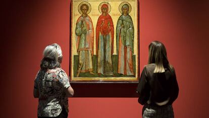 Dos personas observan la exposición 'Santas, reinas y obreras. La imagen de la mujer en el arte ruso' en el Museo Ruso de Málaga.