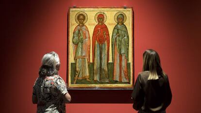 Dos personas observan la exposición 'Santas, reinas y obreras. La imagen de la mujer en el arte ruso' en el Museo Ruso de Málaga.