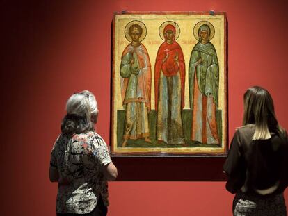 Dos personas observan la exposición 'Santas, reinas y obreras. La imagen de la mujer en el arte ruso' en el Museo Ruso de Málaga.