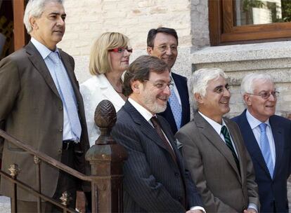 De izquierda a derecha y de arriba abajo, Basilio Baltasar, Soledad Herrero, Emiliano Martínez, Juan Luis Cebrián, José María Barreda y Victor García de la Concha, ayer en Toledo.