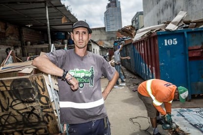 Gabriel Ortega descarrega sua coleta no ferro-velho