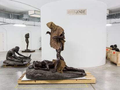 El 'hombre leopardo', la estatua que inspiró uno de los personajes de 'Tintín en el Congo', el álbum que le valió a su autor, Hergé, acusaciones de racista y colonialista en la exposición 'ReThinking Collections' en el Museo de África de Bruselas.