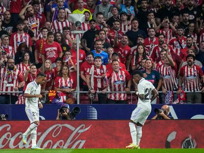 Vinicius Junior y Rodrigo celebran un gol en un partido de la Liga entre el Real Madrid y el Atlético de Madrid, en el Metropolitano.