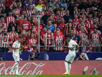 Vinicius Junior y Rodrigo celebran un gol en un partido de la Liga entre el Real Madrid y el Atlético de Madrid, en el Metropolitano.