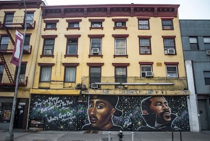 Mural en Nueva York con Tupac Shakur y Marvin Gaye, del artista Lex Bella (2020).