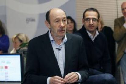 Fotografía facilitada por el PSOE del líder de los socialistas, Alfredo Pérez Rubalcaba, a su llegada a la sede socialista de Ferraz. EFE/Archivo