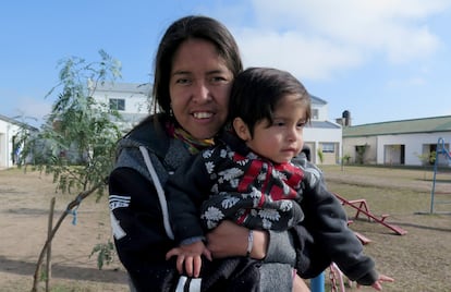 Marina Peralta abraza a su hijo Dylan, en Quimilí (Argentina).