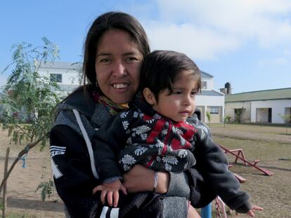 Marina Peralta abraza a su hijo Dylan, en Quimilí (Argentina).