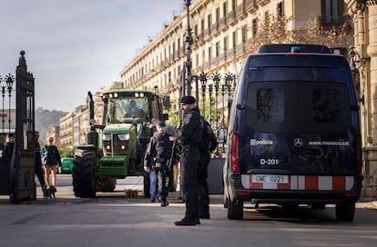 Algunos agricultores conducen sus tractores hacia el parque de la Ciutadella, este jueves en Barcelona. 