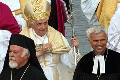 El Papa Benedicto XVI, a su llegada a la catedral de Regensburg para un rezo ecuménico.