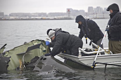 Investigadores de la Junta Nacional de Seguridad en el Transporte de Estados Unidos y equipos de salvamento recuperan los restos del accidente en el río Potomac, el 2 de febrero.