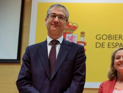 La ministra de Econom&iacute;a Nadia Calvi&ntilde;o, y el gobernador del Banco de Espa&ntilde;a Pablo Hern&aacute;ndez de Cos (i), participan en la presentaci&oacute;n del libro &quot;Una visi&oacute;n macroecon&oacute;mica de los cuarenta a&ntilde;os de la Constituci&oacute;n Espa&ntilde;ola&quot; de Jos&eacute; Luis Malo de Molina.