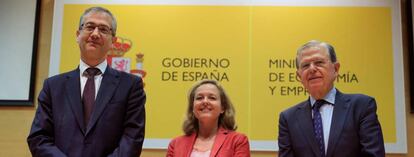 La ministra de Econom&iacute;a Nadia Calvi&ntilde;o, y el gobernador del Banco de Espa&ntilde;a Pablo Hern&aacute;ndez de Cos (i), participan en la presentaci&oacute;n del libro &quot;Una visi&oacute;n macroecon&oacute;mica de los cuarenta a&ntilde;os de la Constituci&oacute;n Espa&ntilde;ola&quot; de Jos&eacute; Luis Malo de Molina.