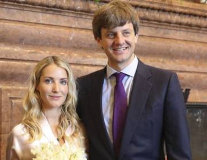 Ekaterina Malysheva y Ernst August de Hannover, tras su boda civil en el Ayuntamiento de Hannover.