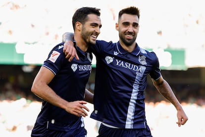 Merino y Brais celebran el segundo gol de la Real ante el Betis, obra de Merino a pase de Oyarzabal.