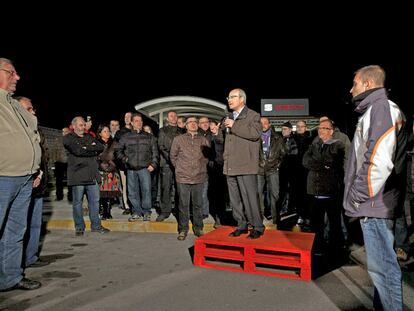 José Montilla dio un mitin la noche del jueves en la entrada de la fábrica de Seat, en la Zona Franca de Barcelona.
El presidente de la Generalitat, José Montilla, reparte rosas en El Prat del Llobregat.