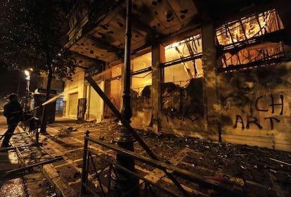 Una tienda arde en Atenas. 