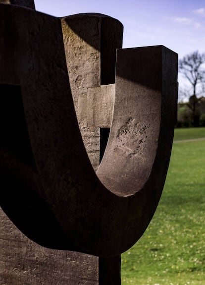 ‘Arch of Freedom’ in corten steel, 1993.