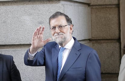 El Presidente del gobierno en funciones, Mariano Rajoy, a la salida del Congreso.