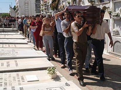 Familiares y amigos de una de las víctimas del accidente de Puerto Real, ayer, en el cementerio de San Fernando (Cádiz).