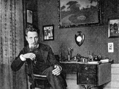 El poeta Rainer Maria Rilke, en el lugar de trabajo de su casa.