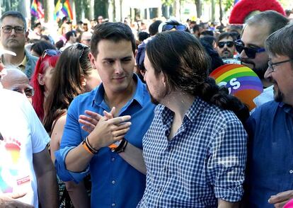 O líder do partido espanhol Cidadãos, Albert Rivera, e o secretário-geral do Podemos, Pablo Iglesias, se cumprimentam durante o desfile do Orgulho Gay em Madri.