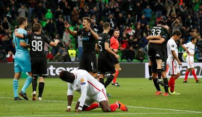 Los jugadores del Krasnodar celebran la victoria ante el Sevilla al acabar el partido.