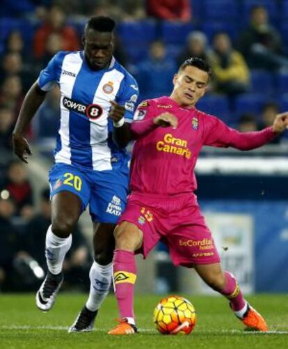 Caicedo lluita per la pilota amb Roque Mesa.